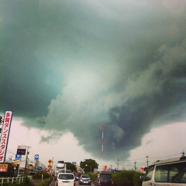 雲ひくーい。雷なってる