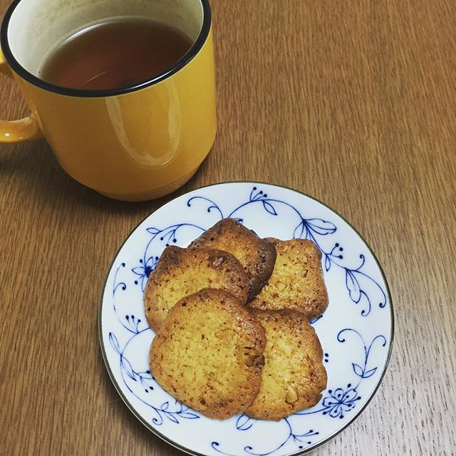 冷凍クッキー大失敗。週末に作ったんだけど、材料の分量間違えて、バターとお砂糖が通常の倍入ってしまった。ちょびっとおこげも香ばしいのはいいとして、重いよこのクッキー。。