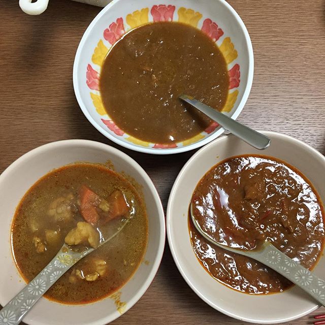 業務用カレー10種詰め合わせを頂いたので（ありがとうございます！）、とりあえず3種食べ比べ。ビーフマサラとスリランカ風カレーと香味野菜。