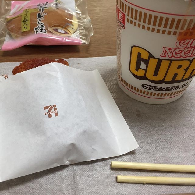 人に持たせるお弁当は頑張れるのに時々自分のお昼ご飯が頑張れなくなるんです。カップ麺も好きだけどね。#硬めがいいです#サラダもあるよ#どら焼き