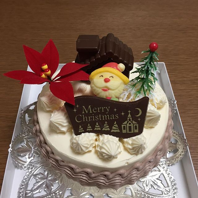 サンタさんのケーキ久しぶりに食べたけど、バタークリームは生クリーム以上に苦手やも....