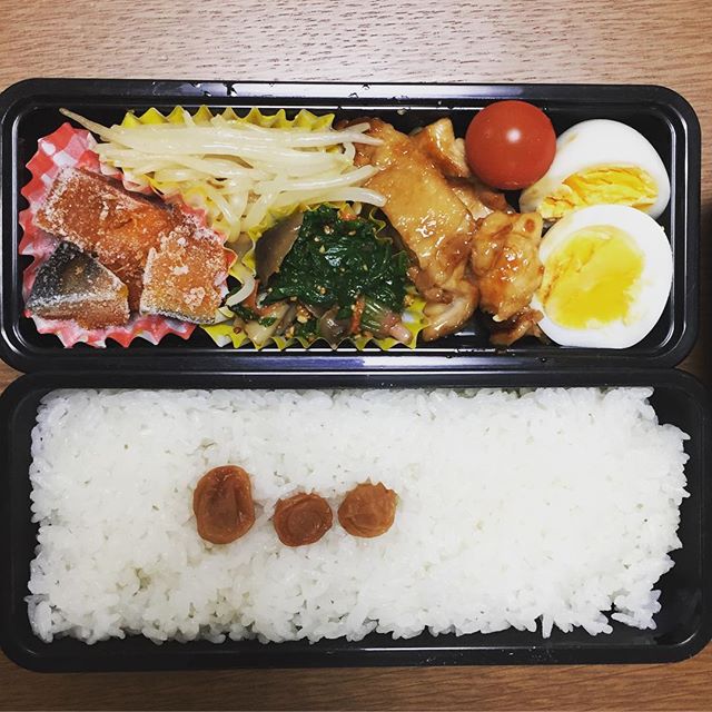 今日のお弁当#ご飯は旦那さまが詰めてた#梅干し小さいから3つなんですって