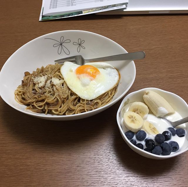 ダッシュ見つつひとりめし。ご飯ないからカレースパ。