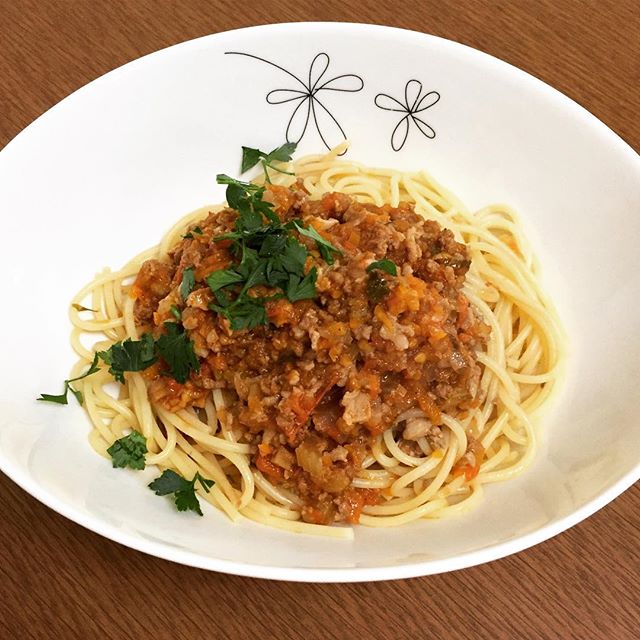 週末、美味しいパスタが食べたい！って思ったんだけど、外食しようよーとねだるのが億劫で結局自分で作った。ミートソーススパゲッティは初めて作ったかも。味はまあまあでした。#いまいちなんか足らない#塩分か#お店のが食べたい時もある#おうちごはんは好きだけど