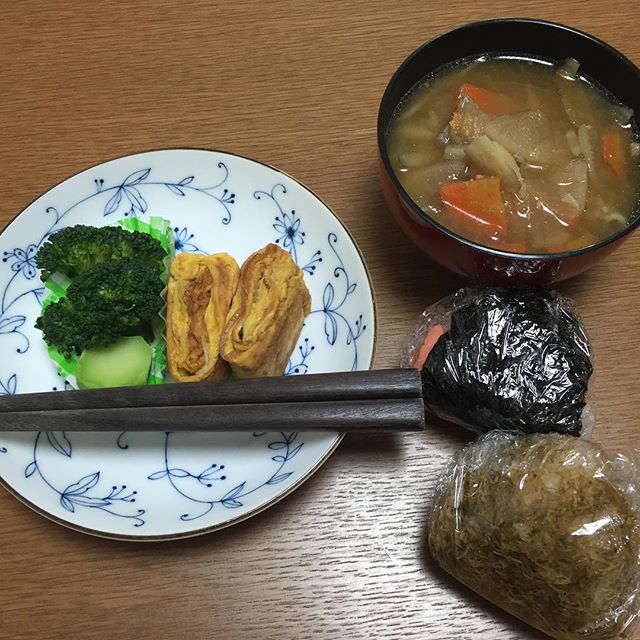 おにぎり、卵焼き、豚汁付きのお昼ご飯！！！#最高か#早起きの甲斐#豚汁は晩御飯の残りものだが味が馴染んで美味すぎ