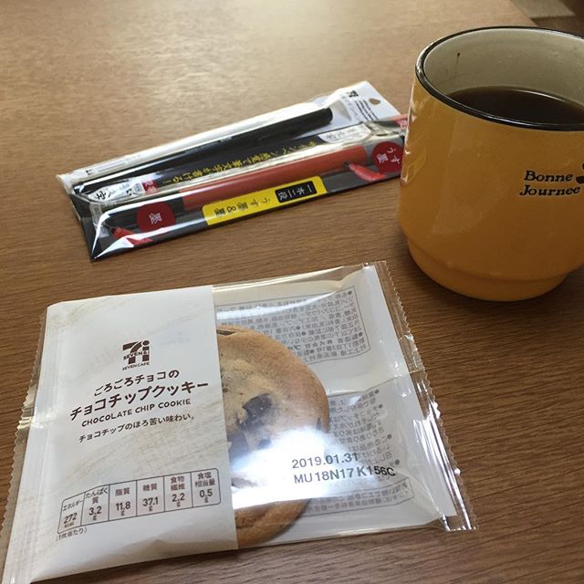 3杯目は流石にデカフェにしたけど、飲み過ぎ。これ、朝ごはん。筆ペンがかすれるしで買いに行った。年賀状が進まない。友達に書くのは楽しい。仕事相手に出すのといつも同じので作ってしまうから良くないのかな。どちらも私なんだけど、違う私。お仕事のと思うとものすごく面倒に思ってしまう。。。。。気を使うし、楽しいなーだけでは作れない（そもそも楽しさを伝えるツールではないぞ）。今回何も思いつかなくて猫に逃げたら、作るのは楽しかったけど、出来上がったらやっぱりちょっと後悔だった（でも毎回そう思ってる）。次からは仕事分は既成のにしてしまおうかなあ。。。心に重い作業に手や時間を割くぐらいなら他にやりたいことは山ほどある、と思う。デザイナじゃないんだ、ましてアーティストでもないんだから、グラフィックで我を表現することにこだわる必要はない。というのはやっぱり言い訳だろうか？などと、そんなことをついつい考えてしまうから、進まないのである。